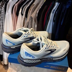 Brooks Adrenaline GTS Running Shoes - Cream & Blue Accents